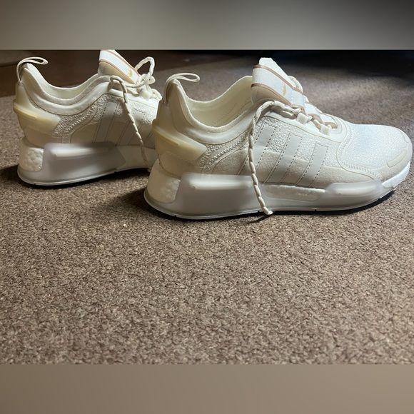 🔥🔥BRAND NEW WITHOUT BOX- ADIDAS Ladies size 7 cream sneakers. - Picture 1 of 10